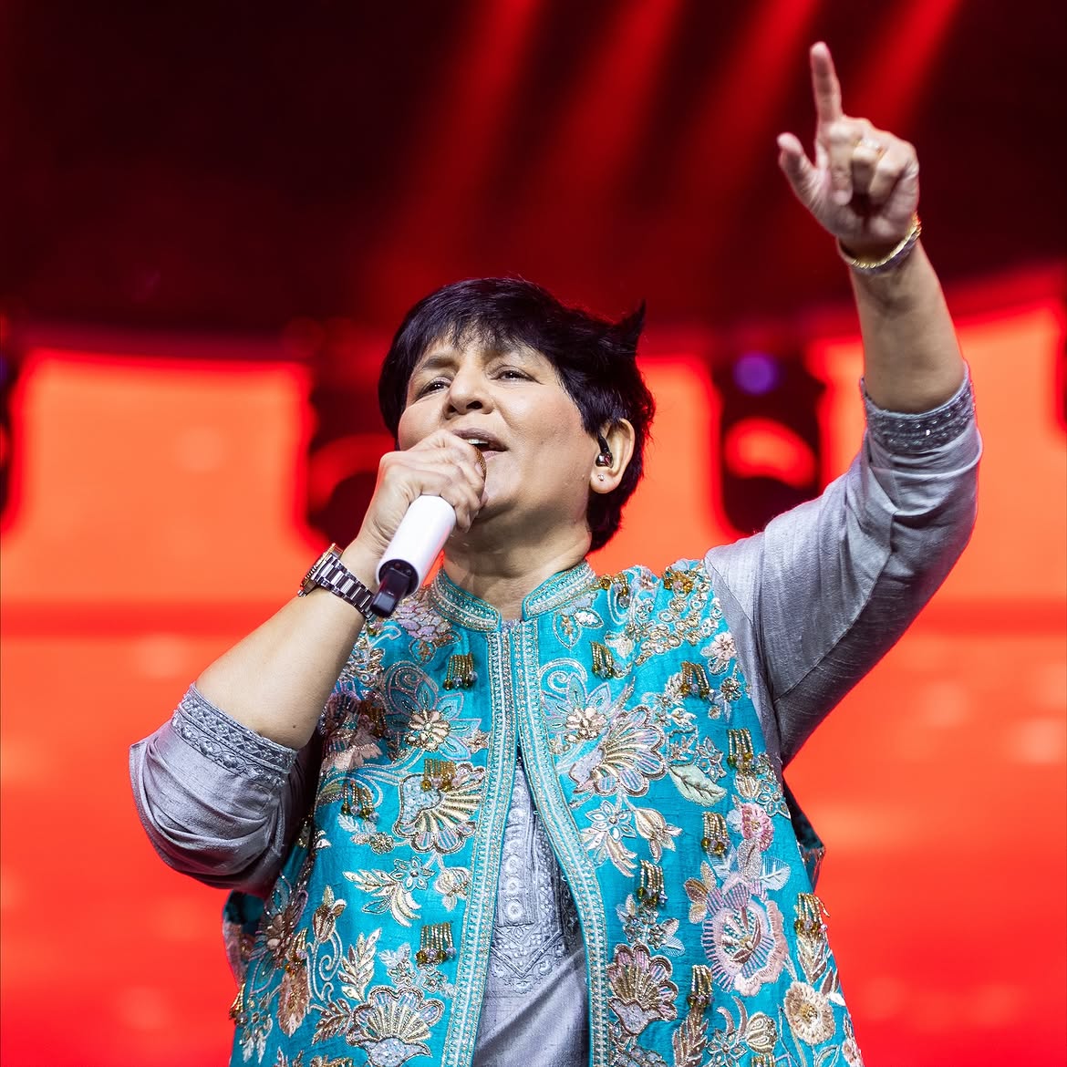 Falguni Pathak hero visual